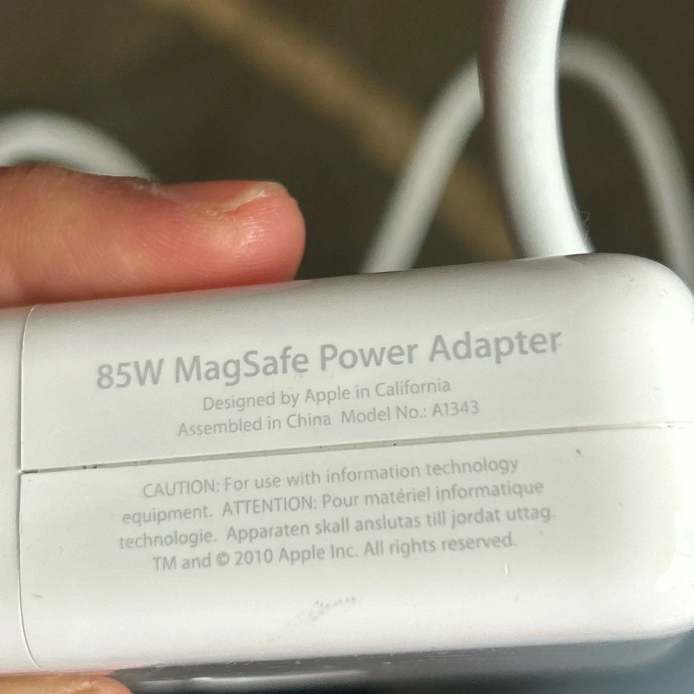 85 W Magsafe power adapter